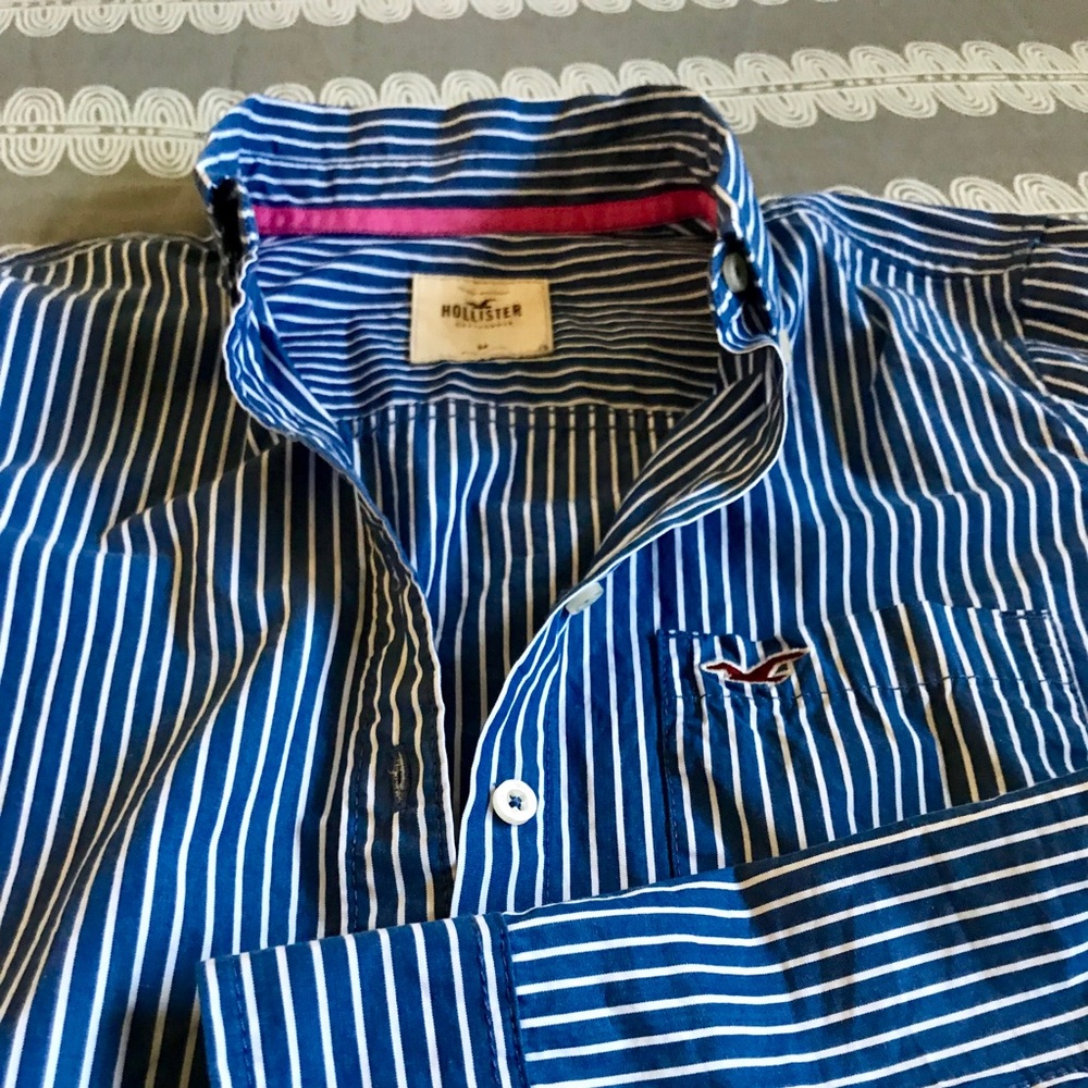 Hollister button down shirt - Size M